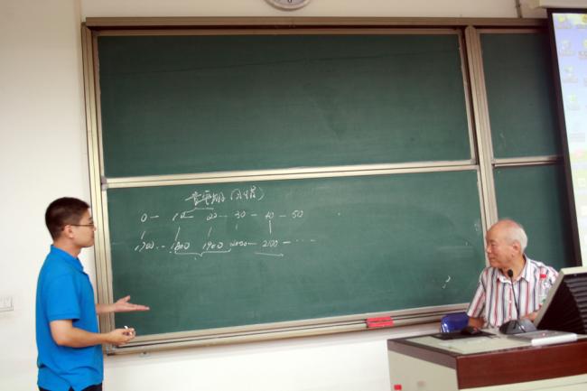 华大使在与学员交流 华大使在与学员交流
