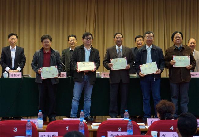 我会副秘书长刘仁富(前排左2)接过现代学校联盟川渝区域负责人聘书 我会副秘书长刘仁富(前排左2)接过现代学校联盟川渝区域负责人聘书