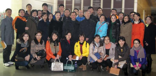 我会工作人员携成都进修教师与上海师范大学数理信息学院教育技术系主任、上海师范大学教育技术硕士点学科领头人黎加厚教授合影 我会工作人员携成都进修教师与上海师范大学数理信息学院教育技术系主任、上海师范大学教育技术硕士点学科领头人黎加厚教授合影
