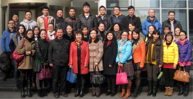 我会工作人员携成都进修教师与上海市黄浦区教师进修学院课改办副主任韩立芬老师合影 我会工作人员携成都进修教师与上海市黄浦区教师进修学院课改办副主任韩立芬老师合影